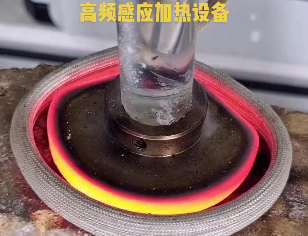 高頻焊機(jī)焊接因其高效、高質(zhì)量、環(huán)保、操作簡便和適應(yīng)性強(qiáng)等優(yōu)點(diǎn)，被廣泛應(yīng)用于各個(gè)行業(yè)