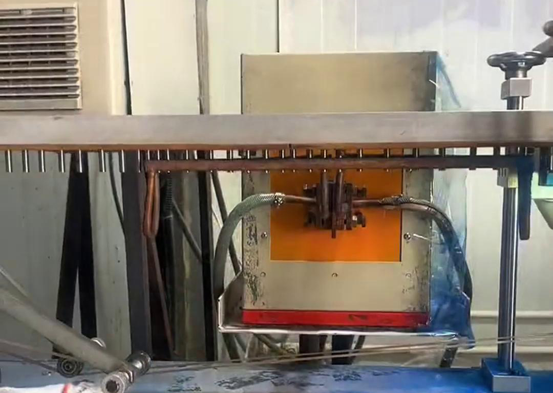 通過振動盤自動化上料到輸送帶，然后高頻電源對要加熱的工件進(jìn)行局部加熱，根據(jù)工藝要求直接經(jīng)過容器 ，讓其局部覆蓋一層涂料
