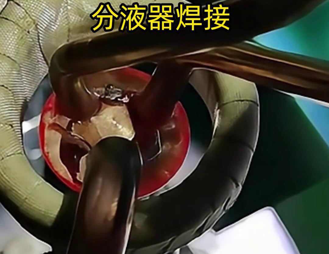 分液器銅管的高頻焊接是一種利用高頻電流在工件中產(chǎn)生熱效應(yīng)，使接觸部位熔化，形成永久連接的工藝