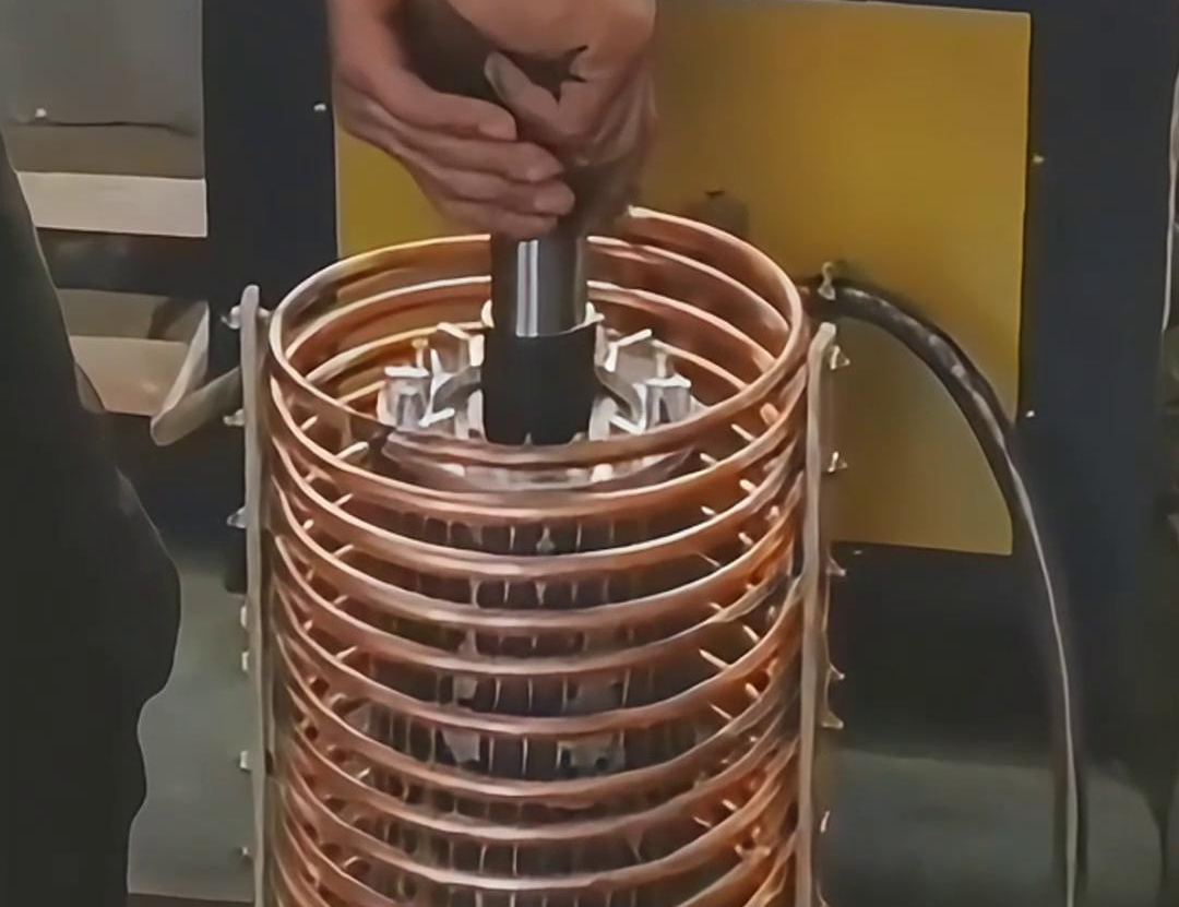 利用高頻電源控制電流對轉子進行快速加熱，使其膨脹，然后將其裝配到定子中